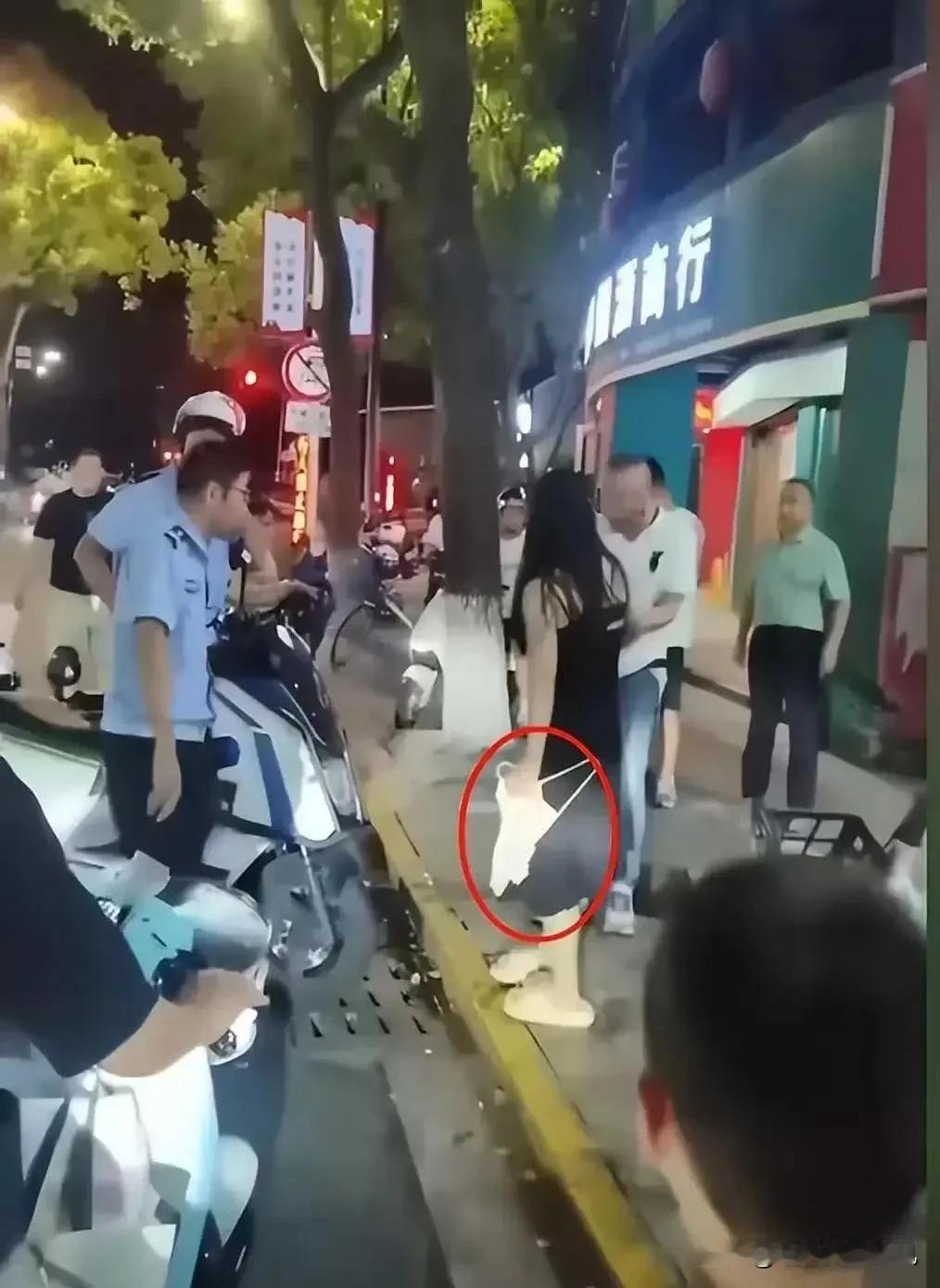 浙江温州。女子洗完衣服在阳台晾晒，没留神内裤掉下去落在男人的头上，男人不依不饶
