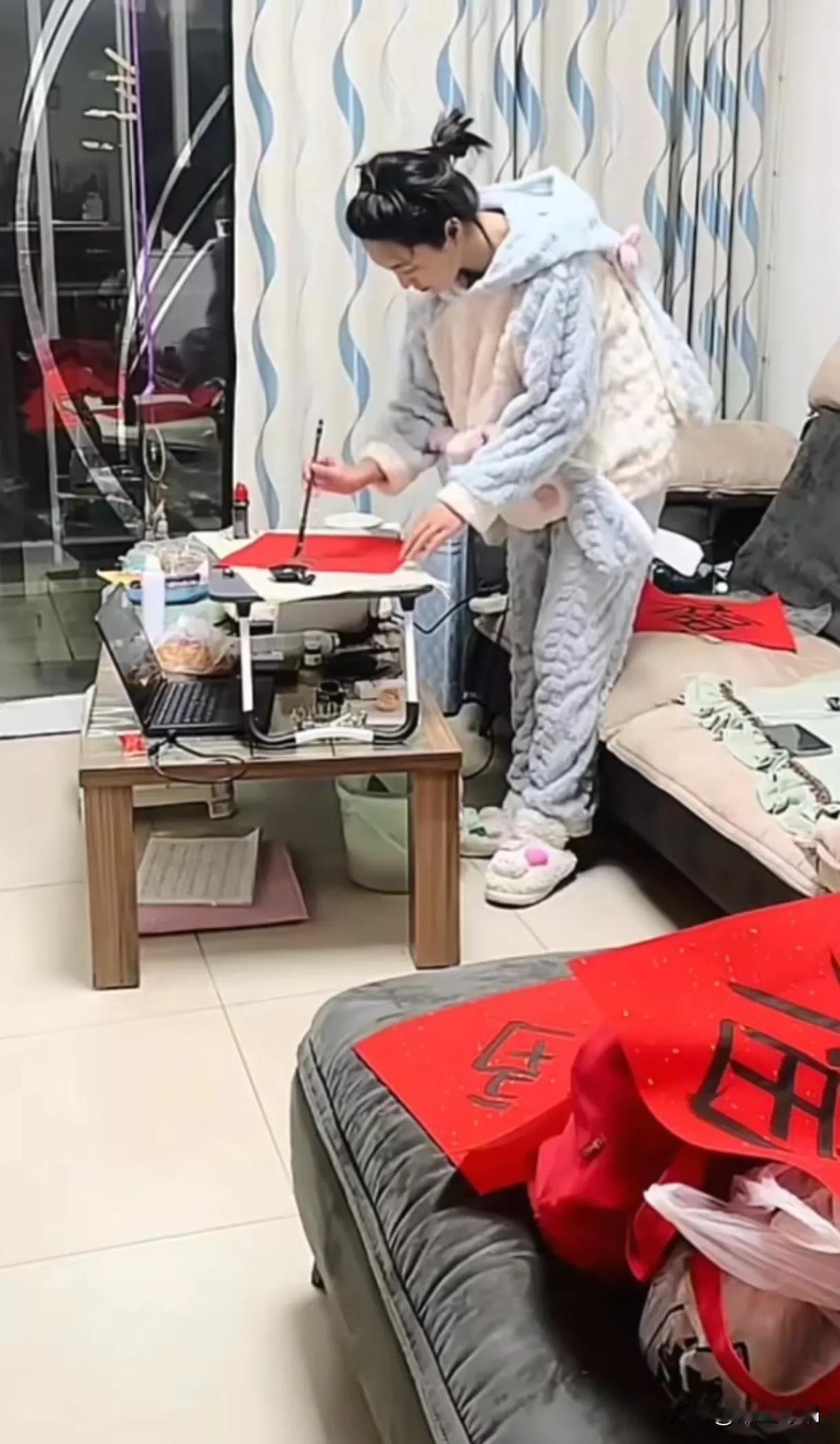 呆呆能不能把对联送出去，我不关心，但这勇敢地把自己的字写出来，还敢送给粉