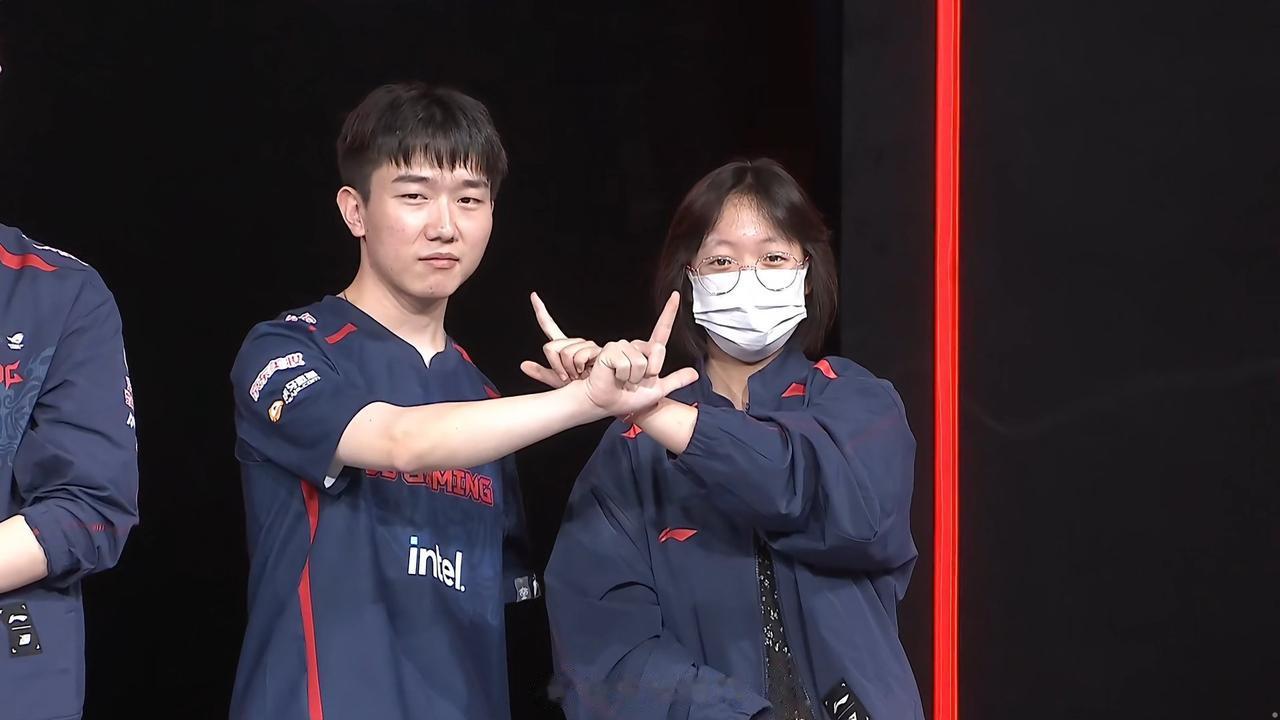 【JDG2-0WE粉丝互动环节】粉丝：LPL大家是一家人，希望大家尽力