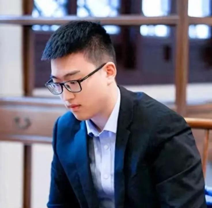 屠晓宇不负众望，率先挺进决赛！2025年6月12日，世界围棋最强棋士战循