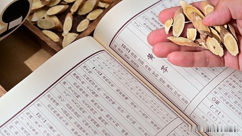 黄芪泡水伤肾？真相和你想的不一样最近“黄芪伤肾”的说法让不少人慌了。其实，在