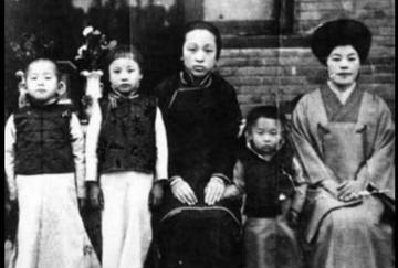 1908年，张作霖四姨太想吃红烧肉，厨师不给做。四姨太和厨师吵了起来。厨师竟以下
