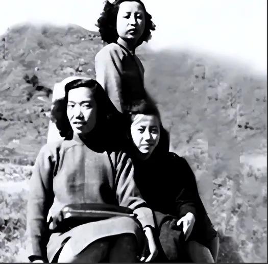 1948年，小姑娘没拿稳，手上的万金油滑进了室内。特务弯腰去捡的一瞬间，小姑娘迅