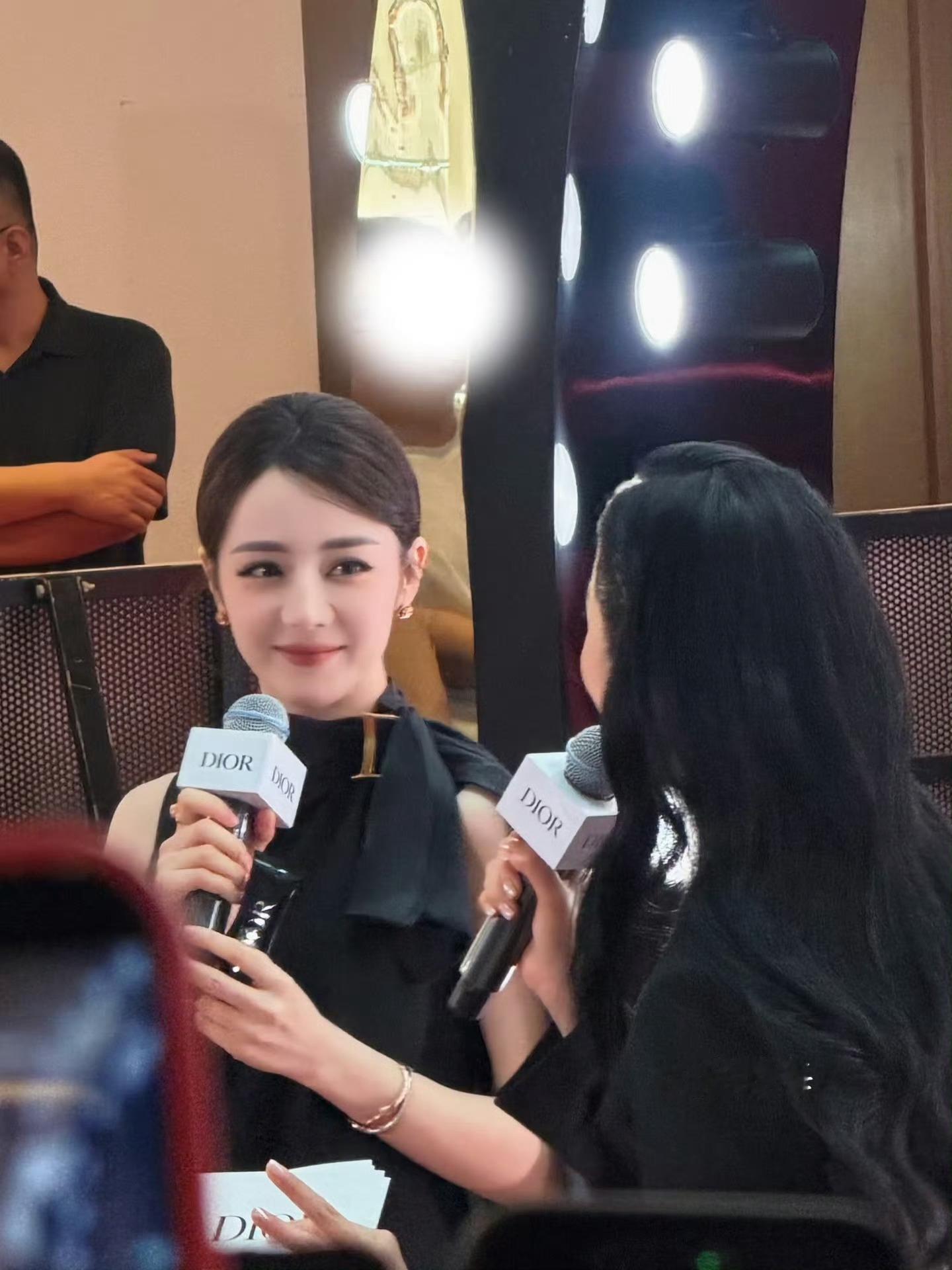 迪丽热巴韩安冉同框很漂亮啊都很漂亮两个美女都特别的好看