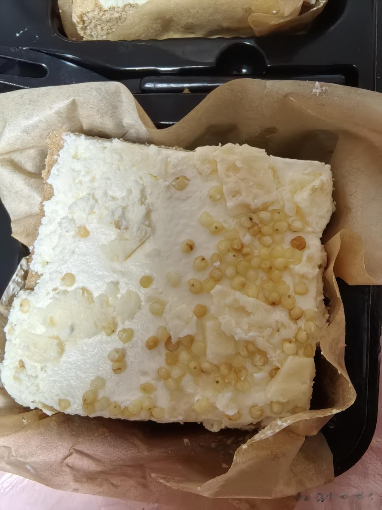 好家伙！4个小小的蛋糕就要33.90元。换了我，估计根本不舍得买。离开青岛时