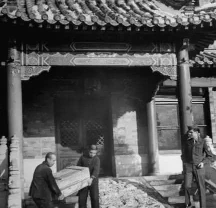 1919年，英国人将重达150吨的清代高官墓园盗运至加拿大博物馆，坟冢、石像一个