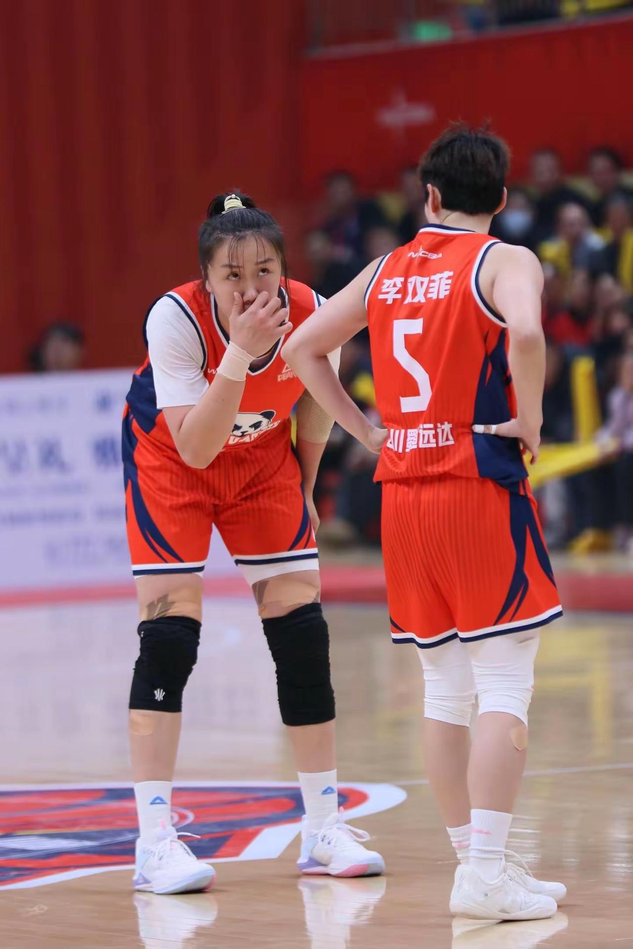 四川女篮国内球员该站出来了！因为队长高颂不是铁打的，不可能每一场都能高效输出！