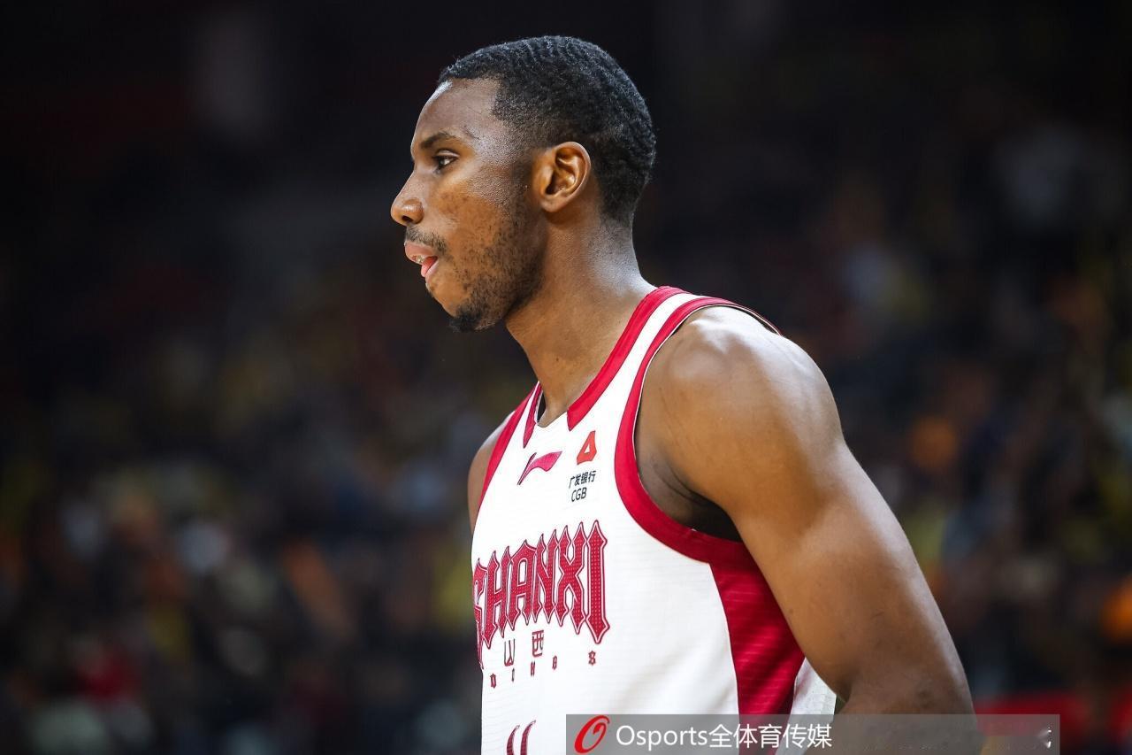 马帝昂篮下拉拽刘传兴，迪亚诺挨罚款后不打人，裁判尺度明显调整广东主场打天津，