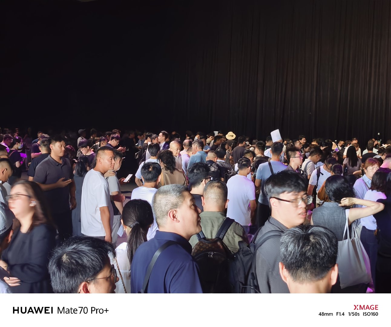 华为新三折叠及全场景新品发布会给大家感受一下现场的人数​​​