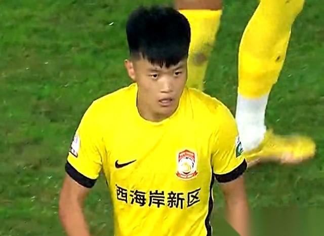 我跟你说，最近看中超，真给我看激动了。一个20岁的小孩，叫杨希，踢右后卫的。