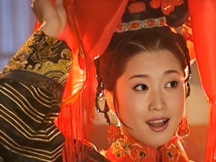 1665年，一天晚上，侍女阿露照顾12岁康熙上榻后，刚要走，突然被康熙一把抓住，