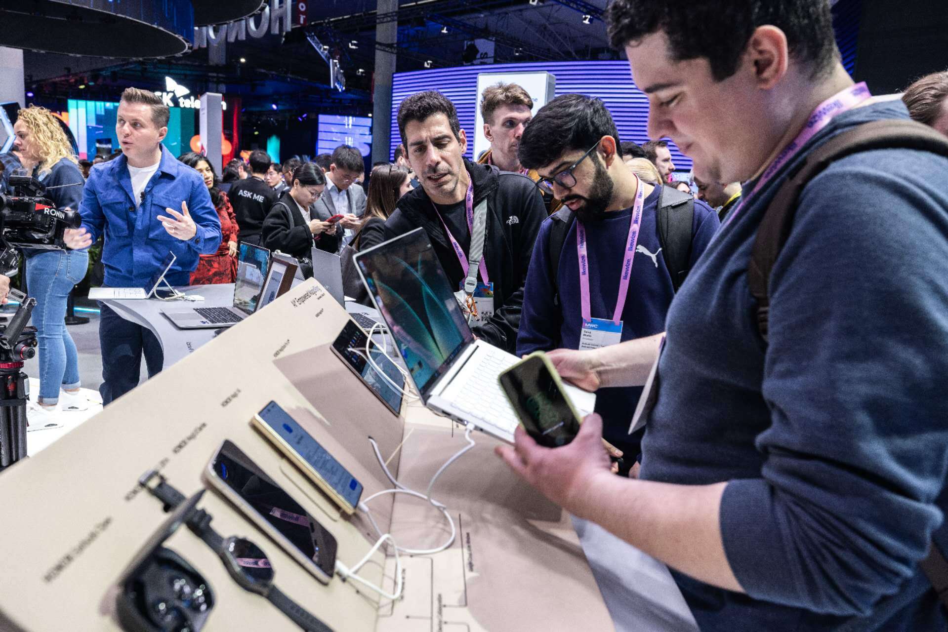 谁懂啊！荣耀这次在MWC直接把中国科技的底气打出来了！西班牙国王费利佩六世亲临展