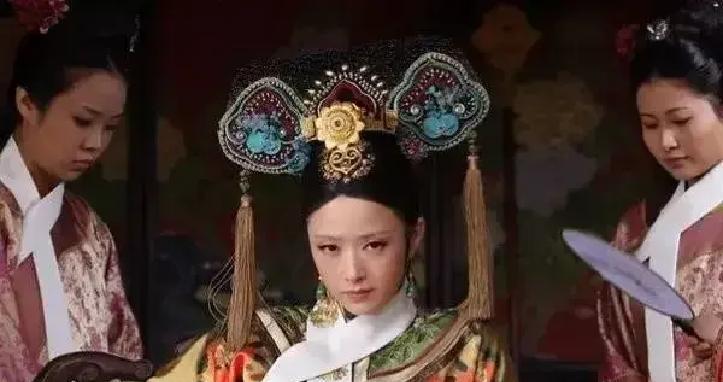 拍《甄嬛传》时，蒋欣做了件“得罪人”的事：她要求剧组把自己“锁”起来。她不让斓