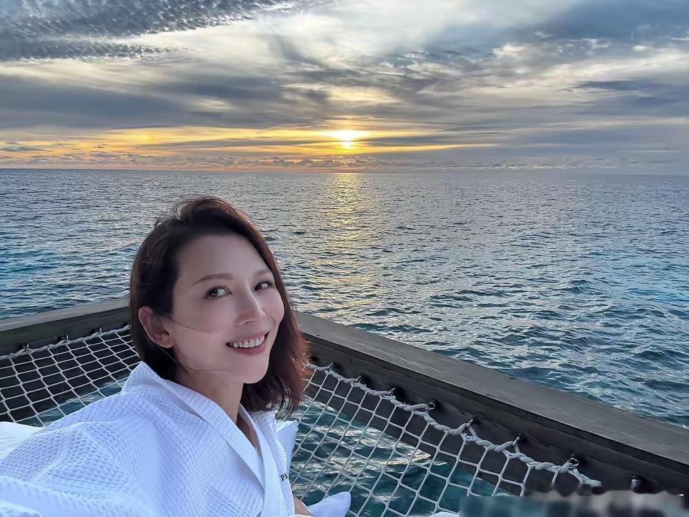 你是不是也以为蔡少芬躺在海上的那张网，只是拍照好看？其实那是马尔代夫顶级水上别墅
