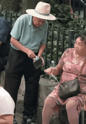 老有所乐可以理解，但是建立在金钱的基础上，就有点不可取了吧，看看公园里的