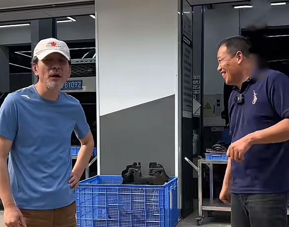妈呀！江珊老公怎么老成这样了？胡子花白、身材干瘦、还有点驼背！江珊的模样一直挺