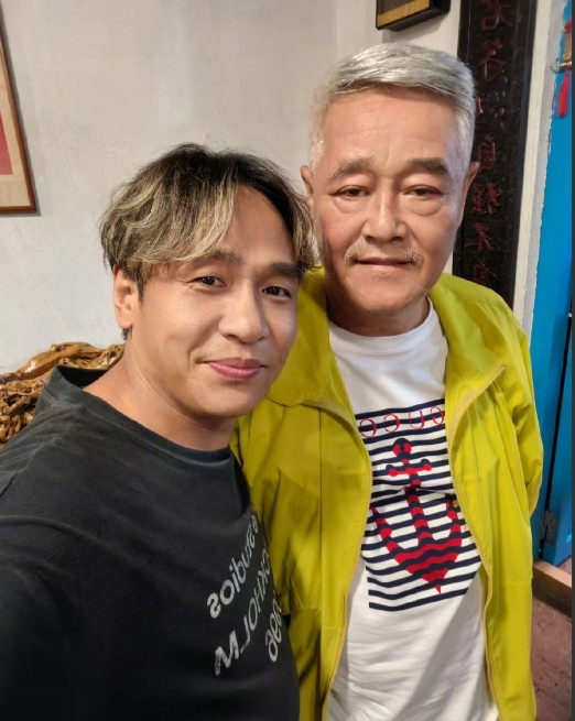 宋小宝祝赵本山父亲节快乐。赵本山其实只捧红了两个徒弟，一个小沈阳，一个宋小宝