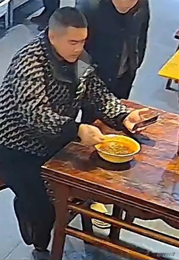 干饭人的离谱事儿！四川一大哥，饭点儿一到，就迫不及待的去餐馆点了一份面，没想到，