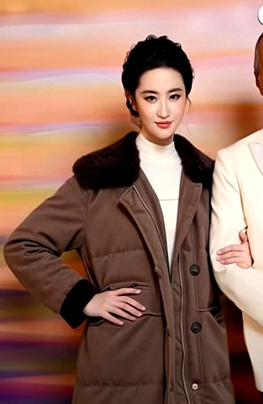 很多人都在找刘亦菲那件卡其色棉袄。但说实话，别太信网上那些“刘亦菲同款”。