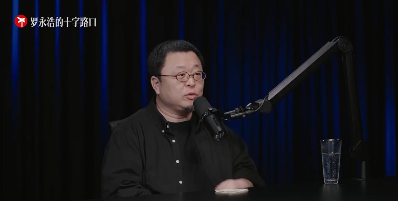 雷军到底有多拼？罗永浩在自己的新节目里提到，有次和雷军聊产品，从晚上9点开始不