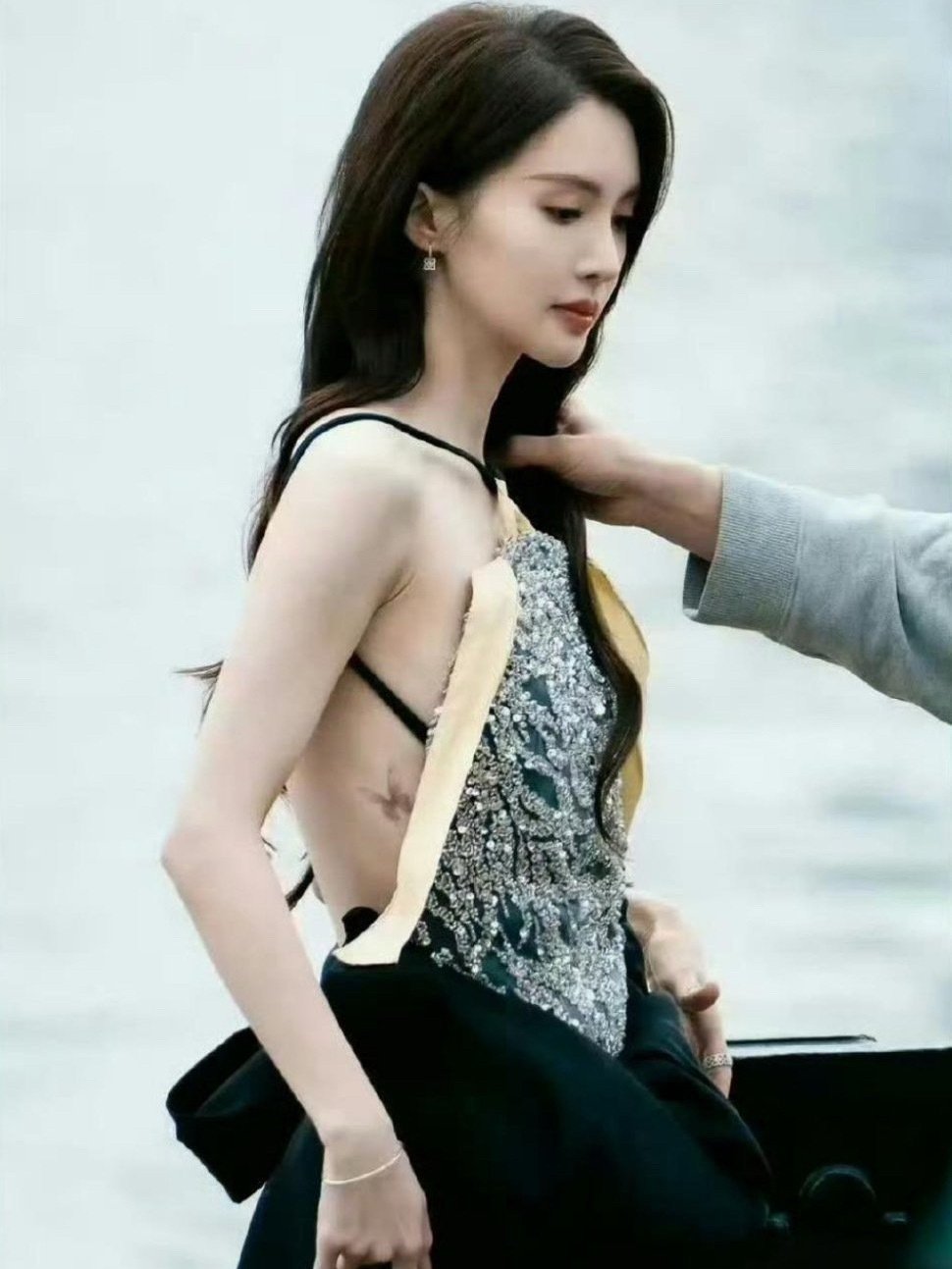 金晨毫不避讳她腰间的蝴蝶纹身，谁说纹身的就不是好女孩​