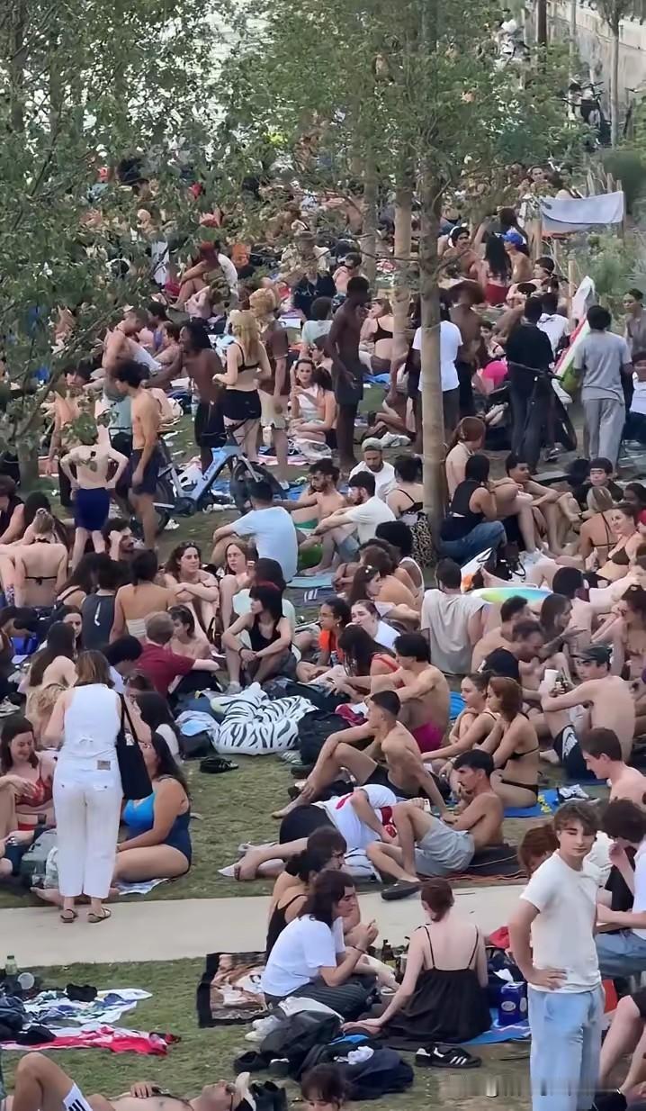 每到夏季，法国赛纳河边，燕瘦环肥，黑白夹杂，男短裤，女的比基尼，聚集游泳，水中嬉