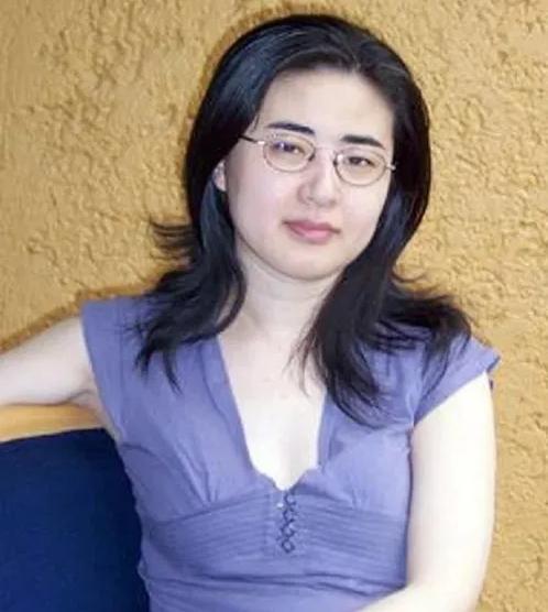 1999年，28岁北大才女田晓菲嫁给自己的美国导师，父母气的咬牙切齿，但田晓