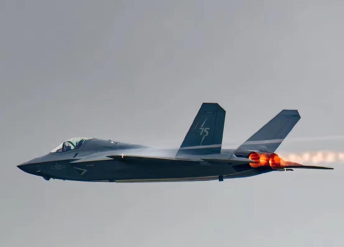 原来都说咱们的歼-35模仿了美国的F-35，现在却轮到美国的F-35模仿咱们的歼