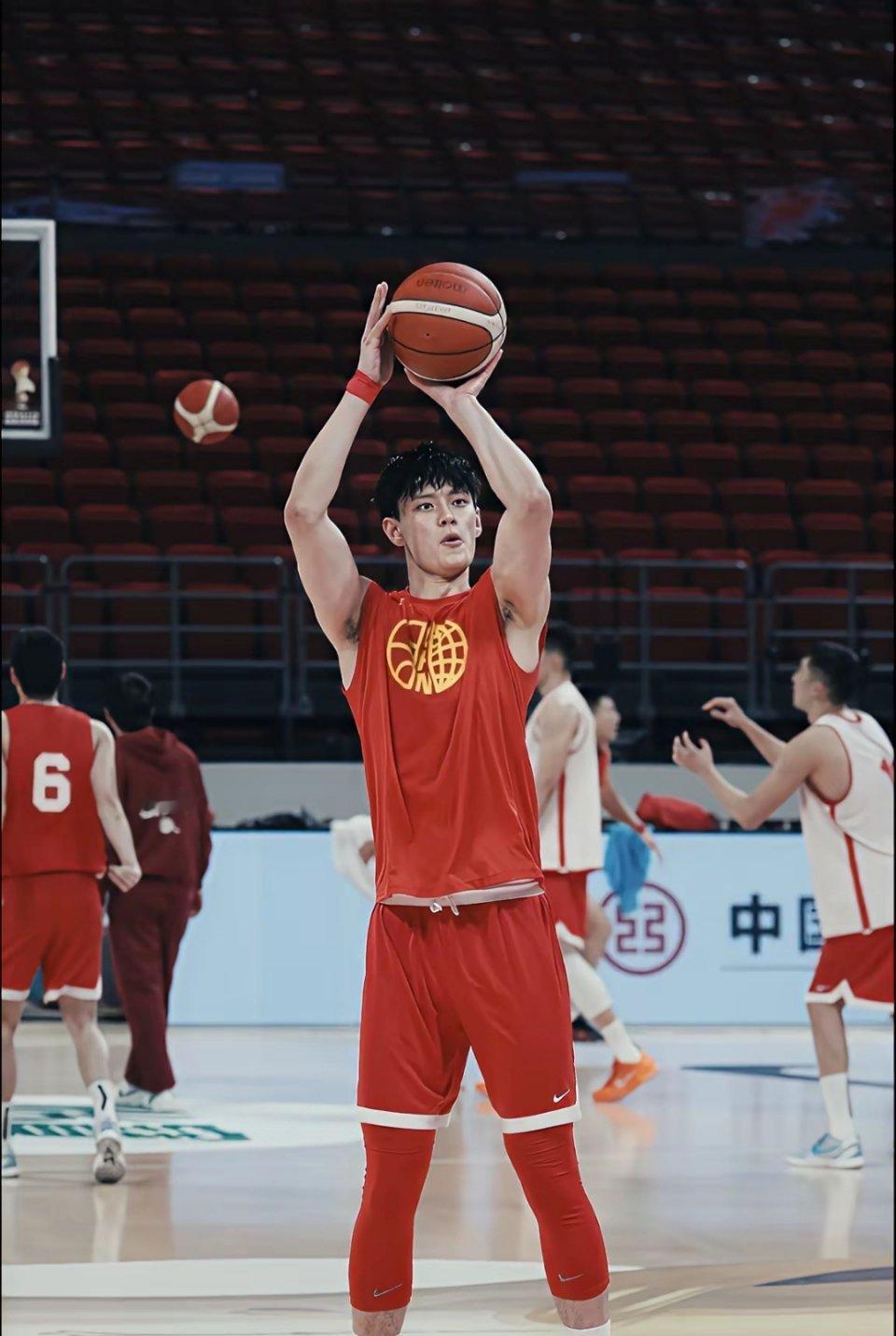 奇怪了！都是亚洲黄色人种，人家日本和韩国男篮球员的三分球投射能力非常强大，命中率