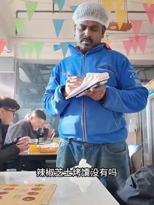 北京11家违规印度餐厅涉案外籍人员全部遣返。此前引发全网关注的北京11家印度餐
