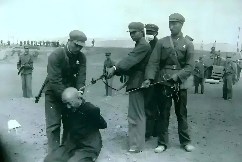 1950年，解放军剿匪追到了尼姑庵，在尼姑庵搜了一遍后，并未发现土匪，一个战士忽