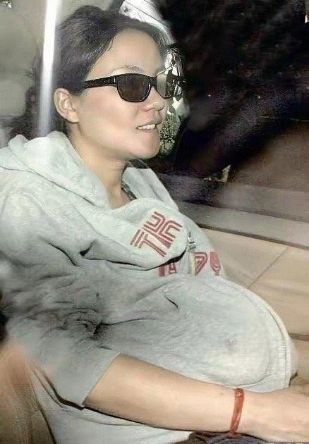 王菲当年和李亚鹏结婚怀孕期间的孕妇照，一点看不出天后的样子，可以说是牺牲太大了