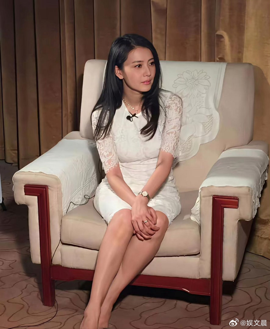 高圆圆真的风韵犹存，岁月只添优雅，依旧美得大气又温柔～