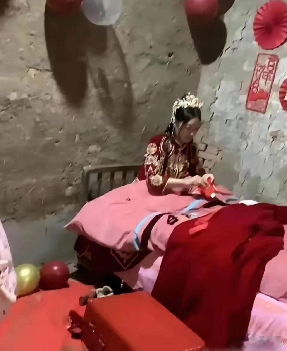 这种环境，新娘怎么笑得出来的？