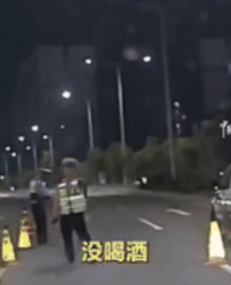笑不活了！”江西南昌，一男子开车偶遇一群交警查酒驾，突然他把车停了下来，不料，交