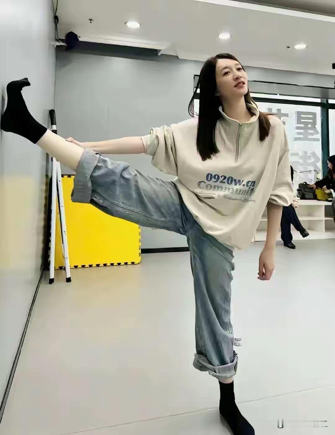李小冉，她的腿白的跟假人一样