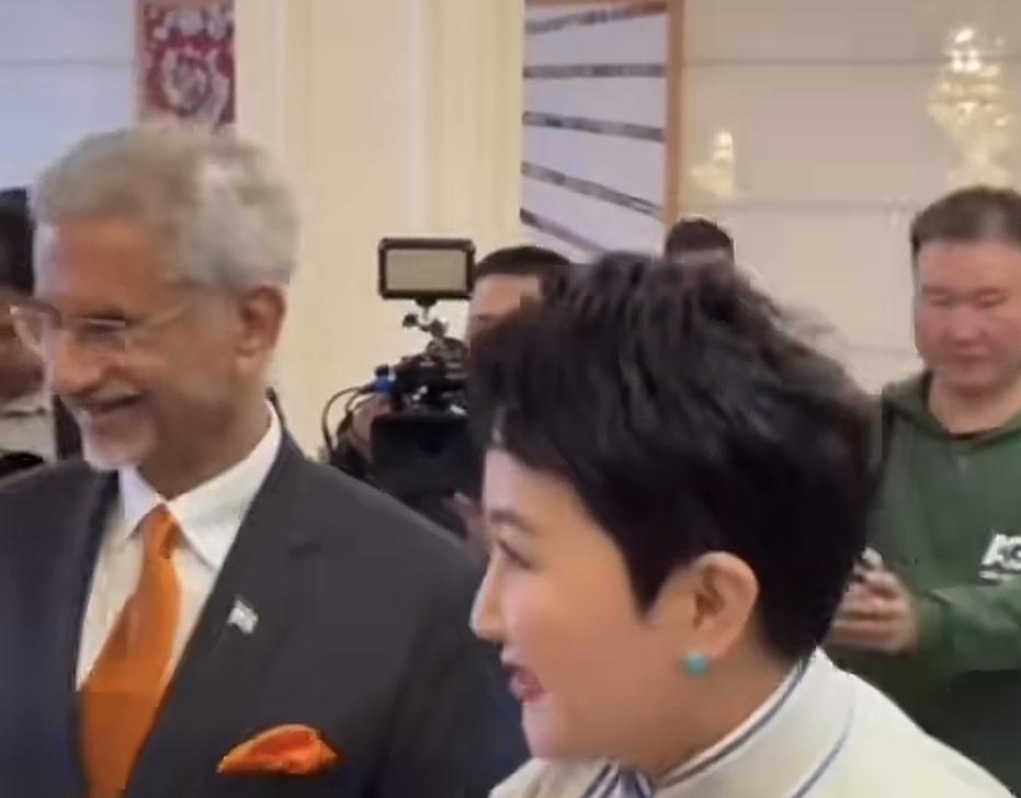 印度外长苏杰生访问蒙古，6月23日和蒙古外长巴巴特策策格大谈扩大双边贸易，投资，