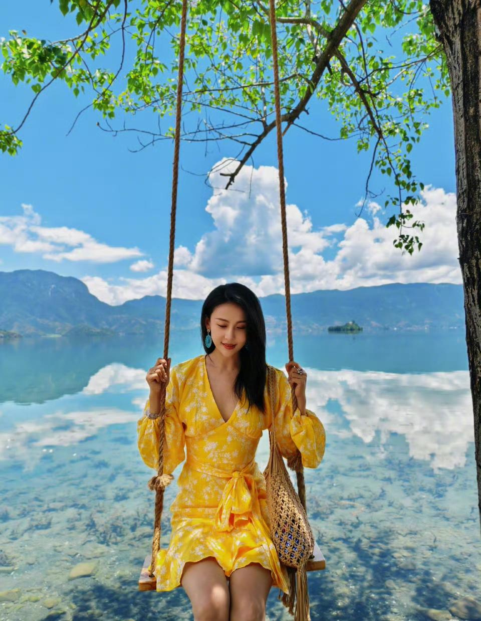 贾青身着这款V领系带灯笼长袖印花收腰连衣裙，将浪漫与利落完美融合。V领设计拉长颈