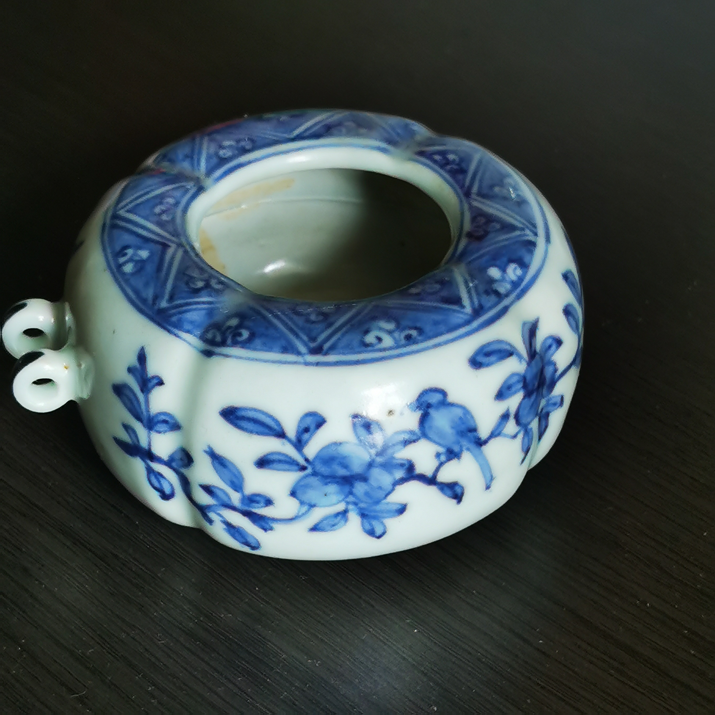 这只青花瓜棱鸟食罐，这种花鸟搭配纹饰，在明代宣德后期开始流行，到了中期达到高峰。