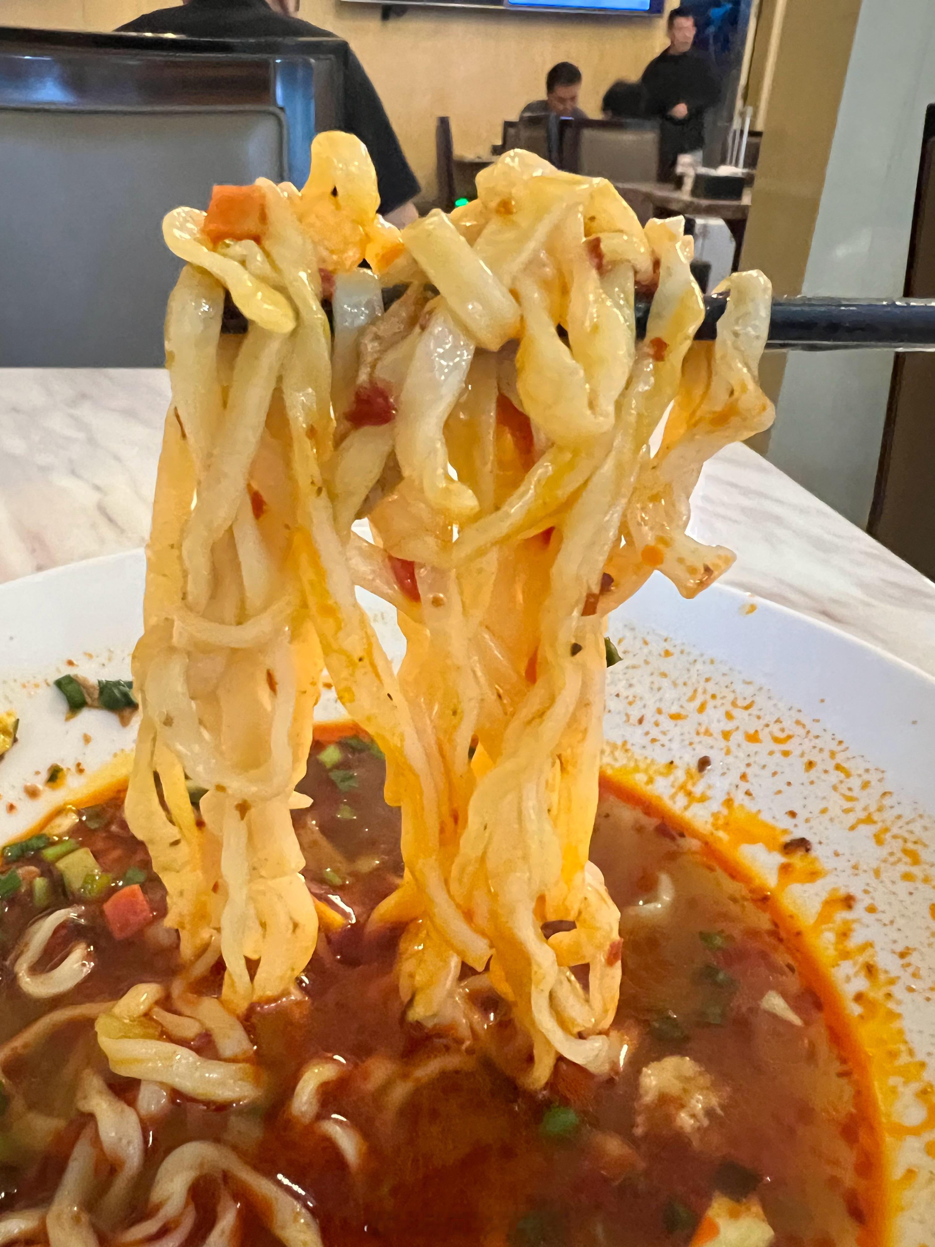 来西安的机场吃个臊子面，论西北面食的精髓，这碗臊子面当有一席之地。手工擀制的面条