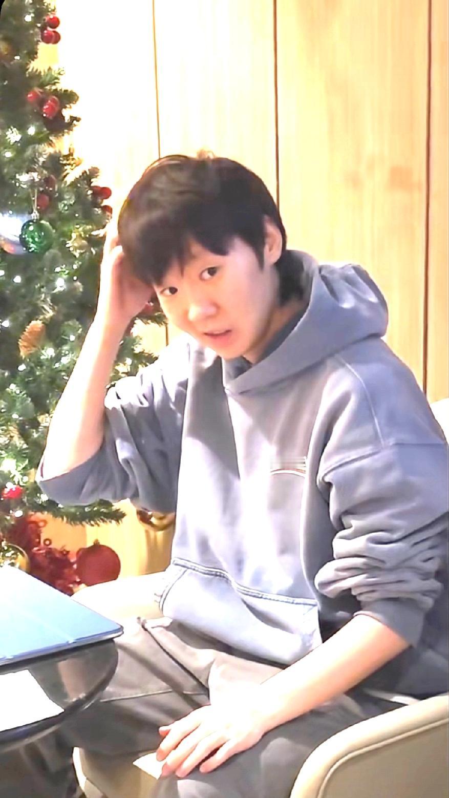 送给王曼昱球迷圣诞节最应景电子礼物！可爱小鱼在圣诞树背景下为球迷签名。看起来