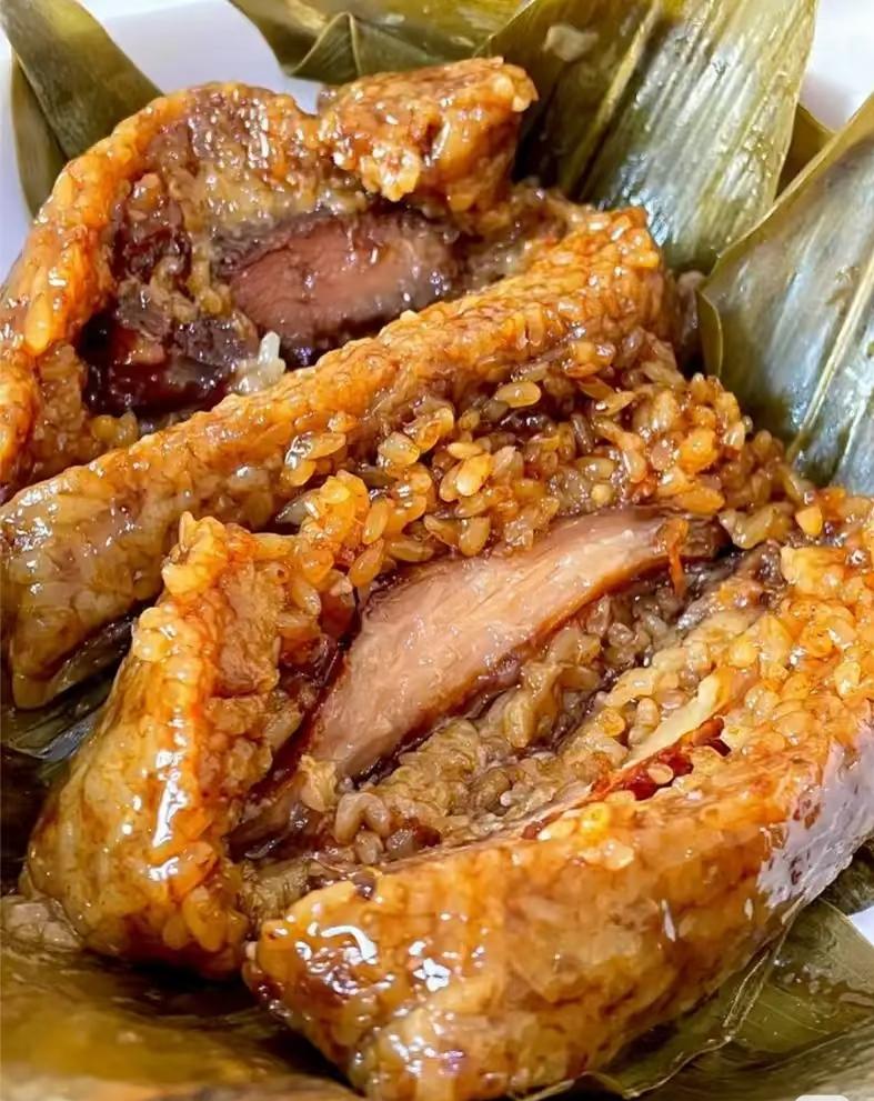 昨天下班路上，30买了两个大肉粽。回家，老公边吃边夸：“真好吃！”他问多少钱，我