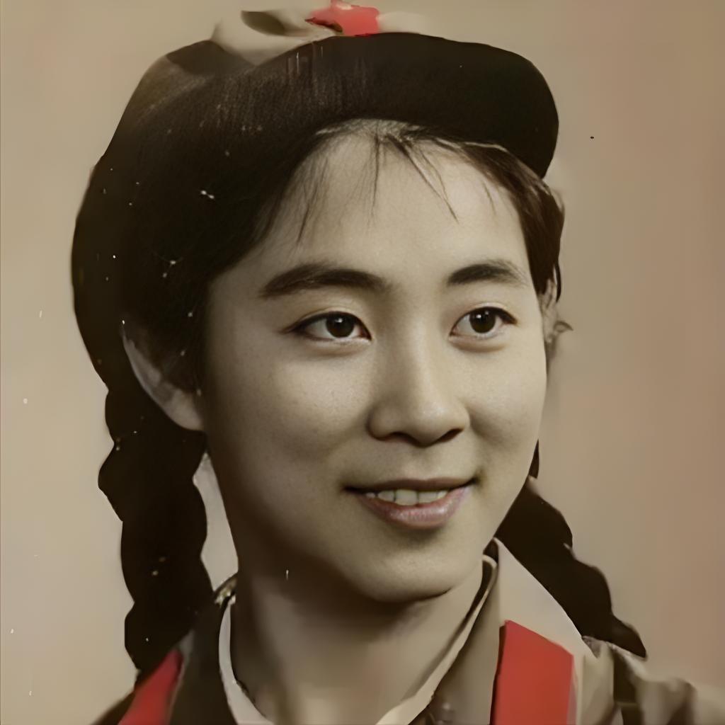 那个深夜，山海关机场的风像刀子一样。林豆豆浑身发抖地站着，看着飞机冲进黑暗里。她