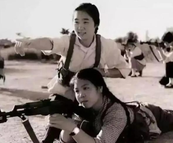 1978年，女知青写下遗书，把8发子弹装进步枪里，冲到医院，推开房门，连