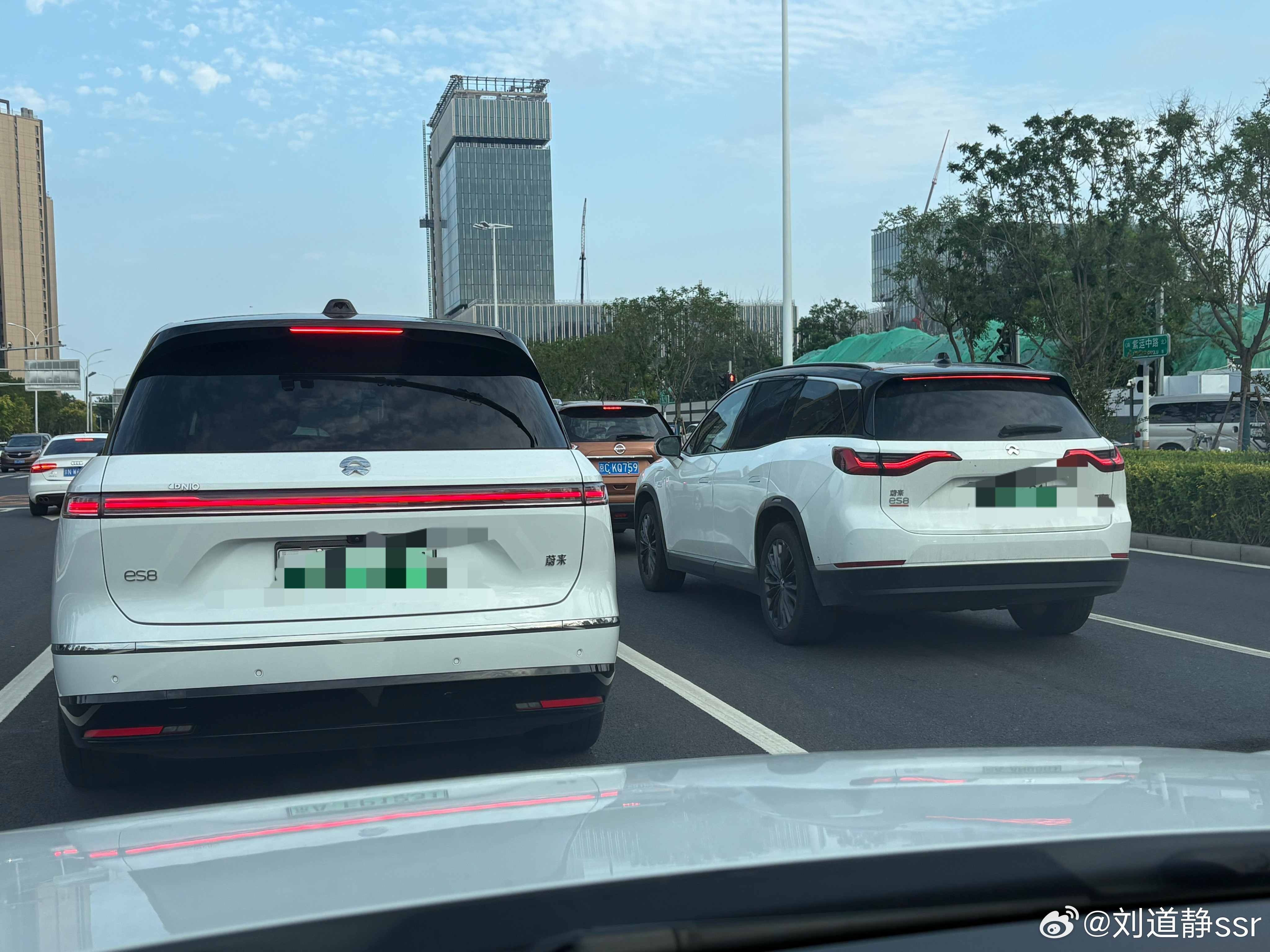 开我的ES8出门偶遇了一台上一代ES8老大哥