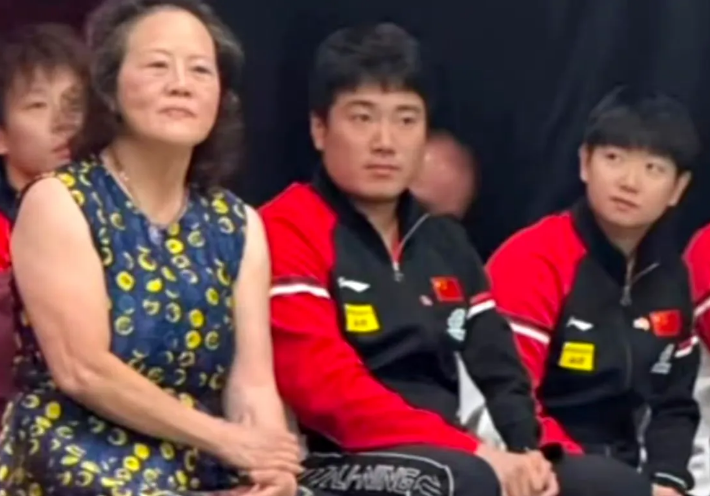 莎莎和队友们一起参加中美乒乓球交流活动！甜甜和莎莎坐一排，河北兄妹看着真养眼，