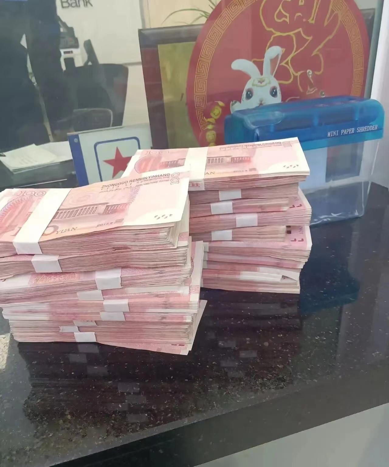 我那28万存了三年定期，今天到期去银行转存。客户经理跟我说，现在利率又降了。他