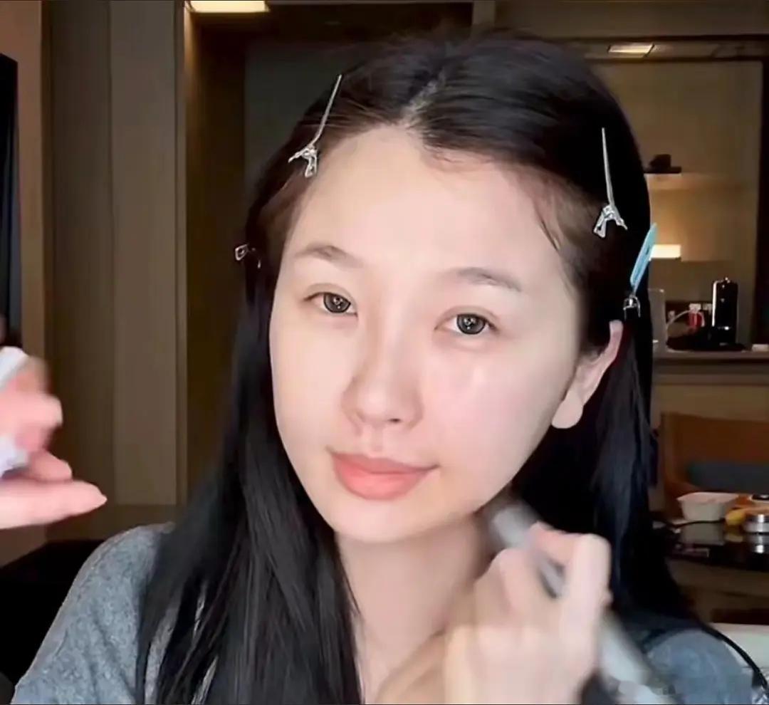 赵露思虞书欣素颜，谁更胜一筹呢？
