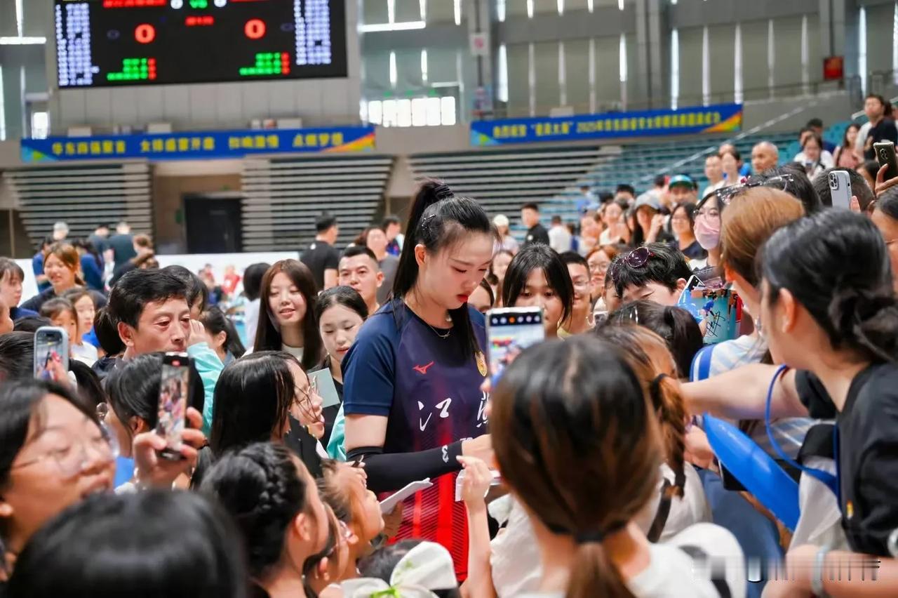 张常宁首次以教练身份亮相国内排球赛事，受到球迷追捧支持，签名签到手软。之前明确表