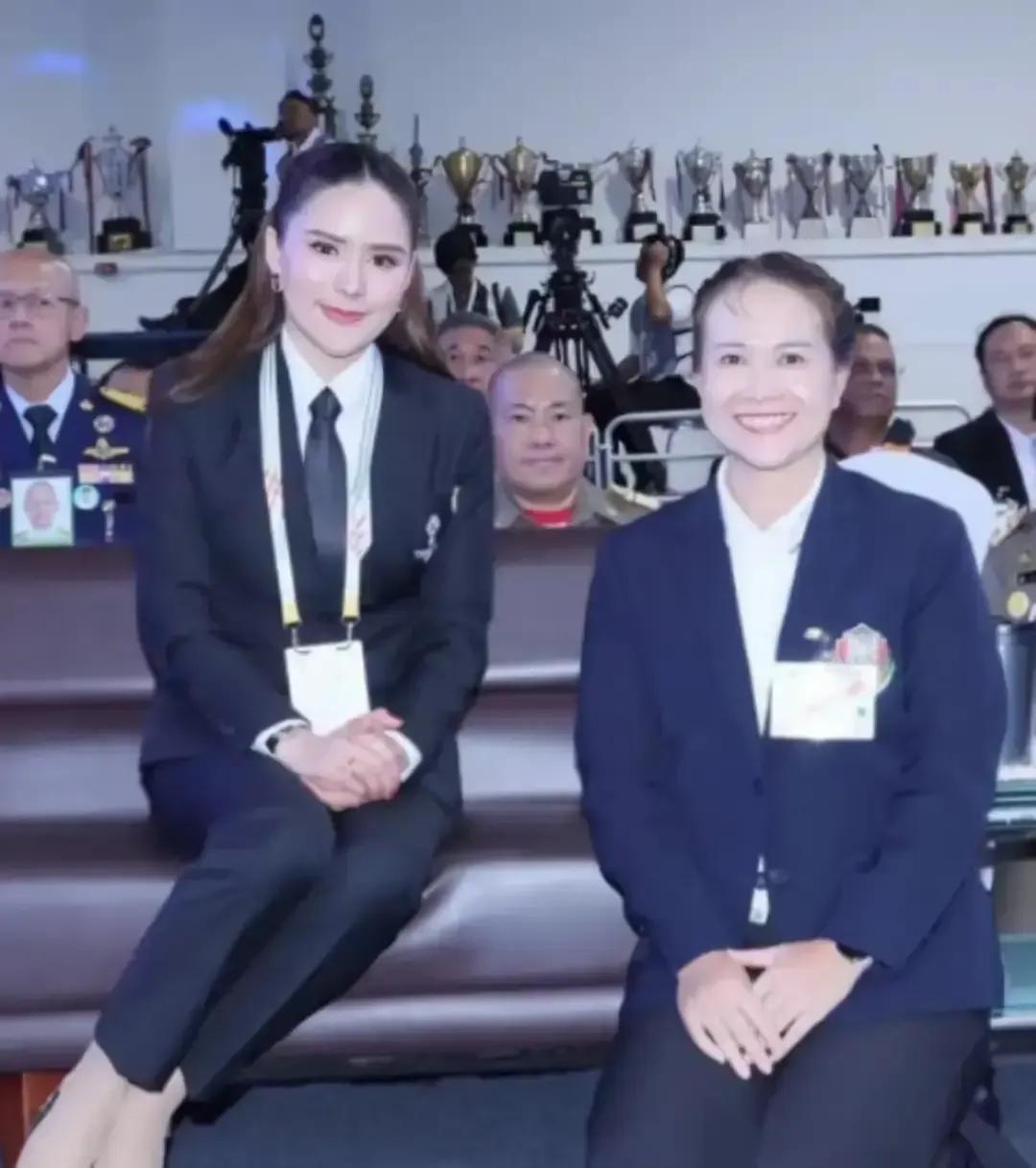 欧拉弄去给小孩发奖，合影时一排大人齐刷刷趴成地毯，额头贴地，她站着微笑。现场是